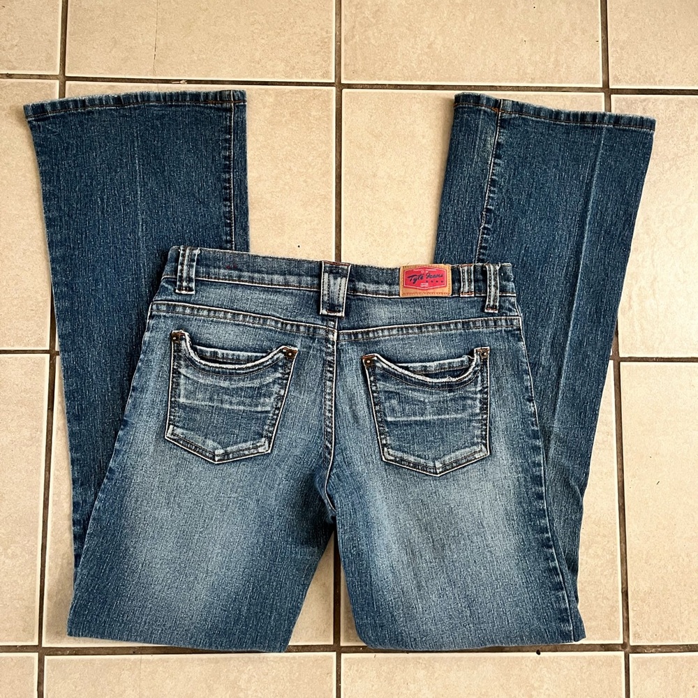 Low rise flare jeans with a flattering fit and cute back pockets ✨